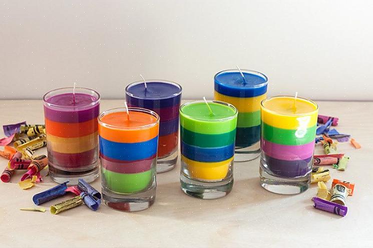 Você pode fazer velas coloridas com os lápis quebrados