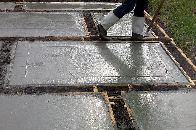 Compre um agente de desmoldagem para os moldes para ajudar na remoção dos pavers de concreto