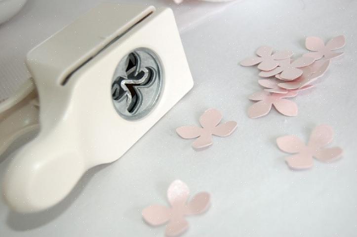 Ao usar perfuradores de papel em forma de flor na criação de seus cartões de felicitações ou convites