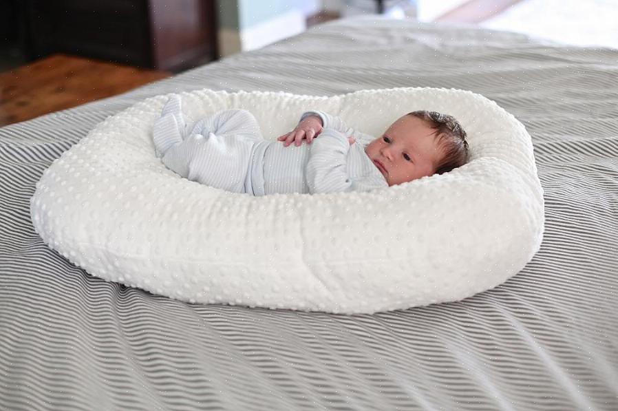 Se você escolheu um tecido liso para fazer o travesseiro do recém-nascido