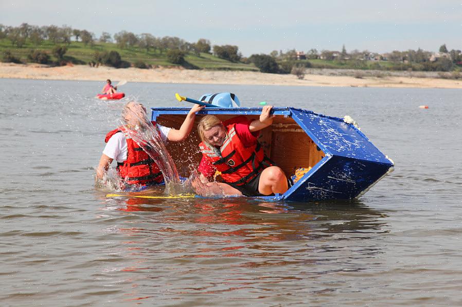 Um experimento simples que demonstra as propriedades do dióxido de carbono é o sempre popular "Barco a motor