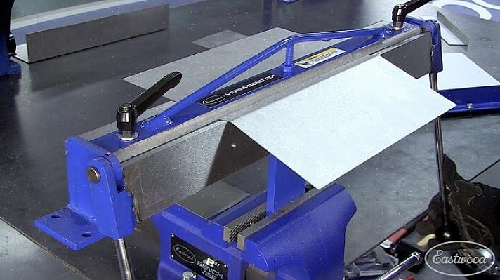Um freio de chapa é um equipamento usado para dobrar uma chapa de metal