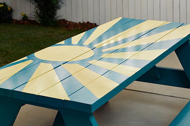 Você tem que pintar sua mesa de piquenique de madeira fora de sua casa