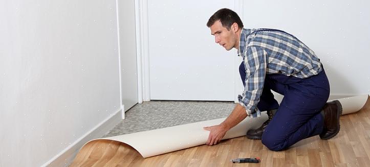 Dividir o piso em seções permitirá que você trabalhe mais rapidamente durante a instalação dos quadrados