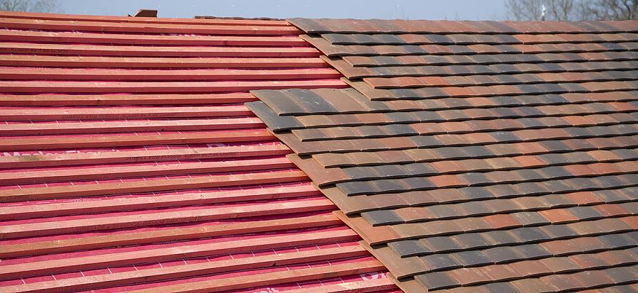 Desenhe uma linha de telhas de barro na borda do telhado