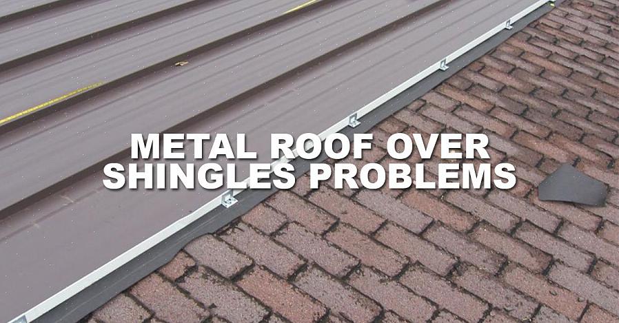 O primeiro passo para fazer a mudança para telhados de metal será remover as telhas existentes
