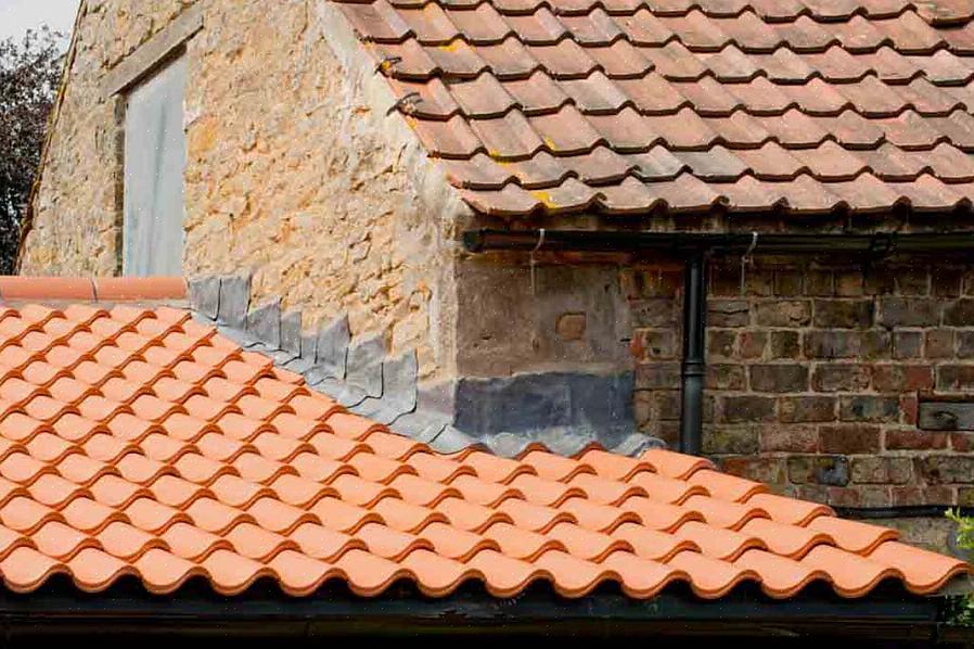 Certifique-se de sobrepor cada faixa de telhado enrolada entre si para torná-la contínua