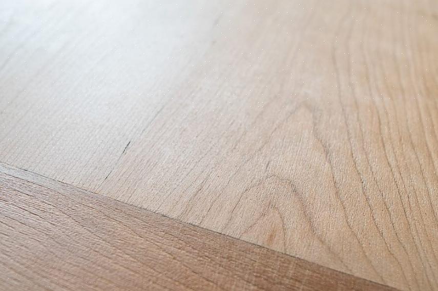 Aplicar um acabamento de cal em seus pisos de madeira pode dar à sua casa uma declaração cara com um pequeno