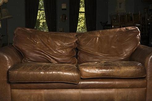 O peso corporal de todas as pessoas que se sentaram no sofá pode ser evidente na flacidez da almofada