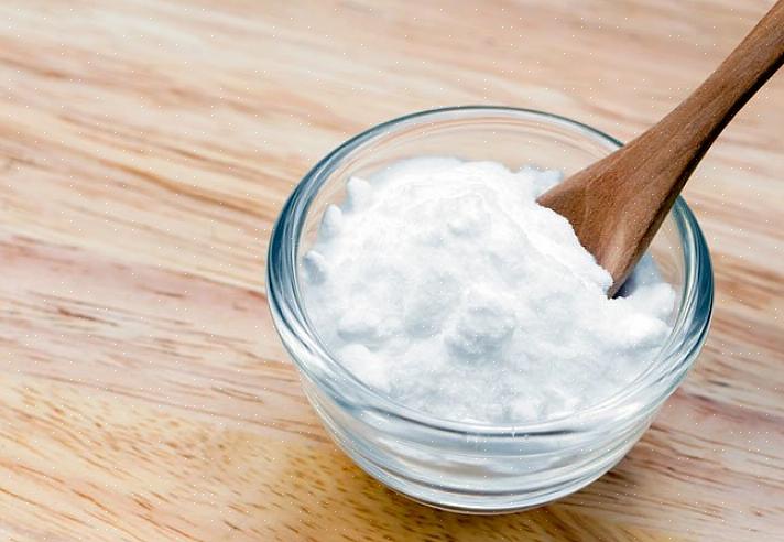 Dentro do vaso sanitário podem ser removidos fazendo uma pasta grossa de bicarbonato de sódio