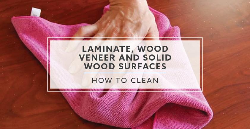 Você precisará aplicar a solução em sua superfície de madeira usando um pedaço de pano macio