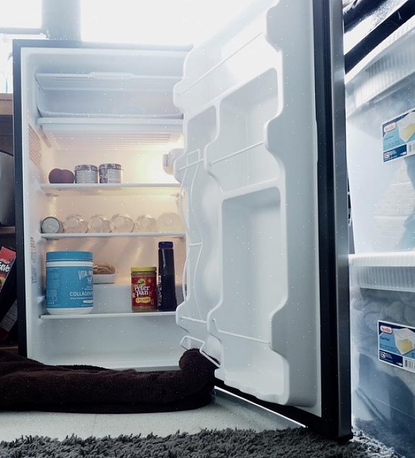 Coloque uma panela sob o resfriador ou freezer para coletar água