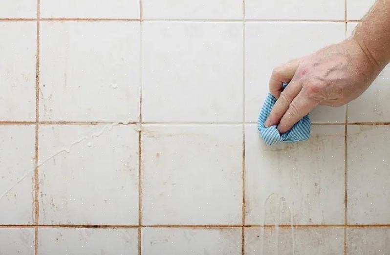 Você pode usar um limpador de vaso sanitário para limpar as paredes do chuveiro