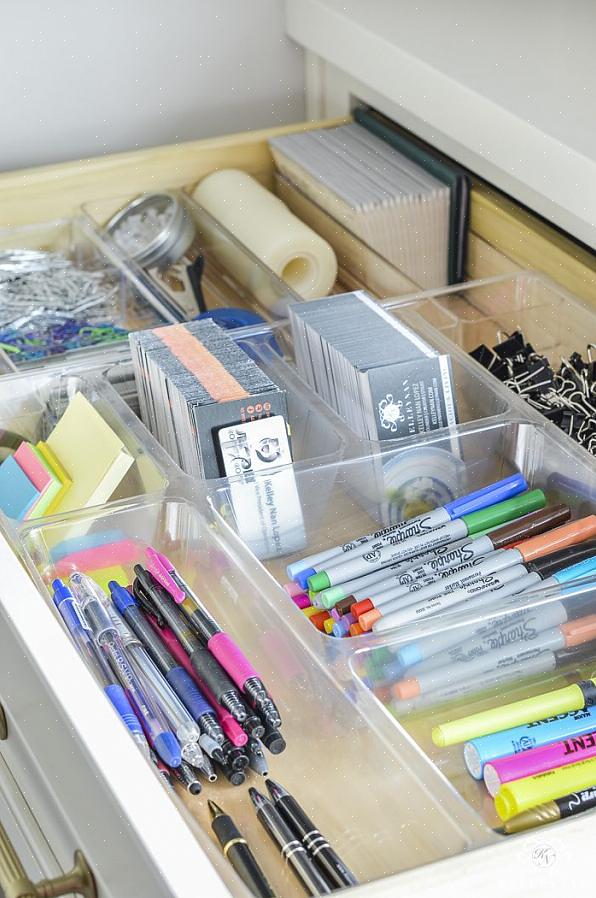 Colocar muitas coisas dentro das gavetas de sua mesa é uma maneira segura de deixá-la desordenada