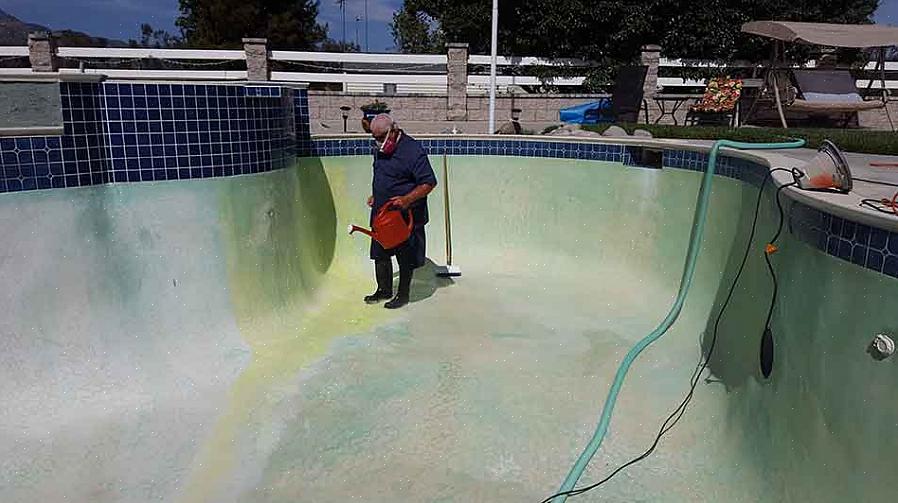 Enxágue a piscina com água e bicarbonato de sódio