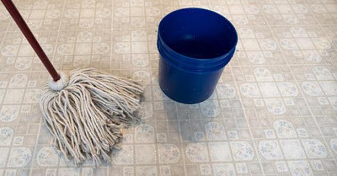 Você também pode usar vinagre branco na limpeza de pisos de linóleo