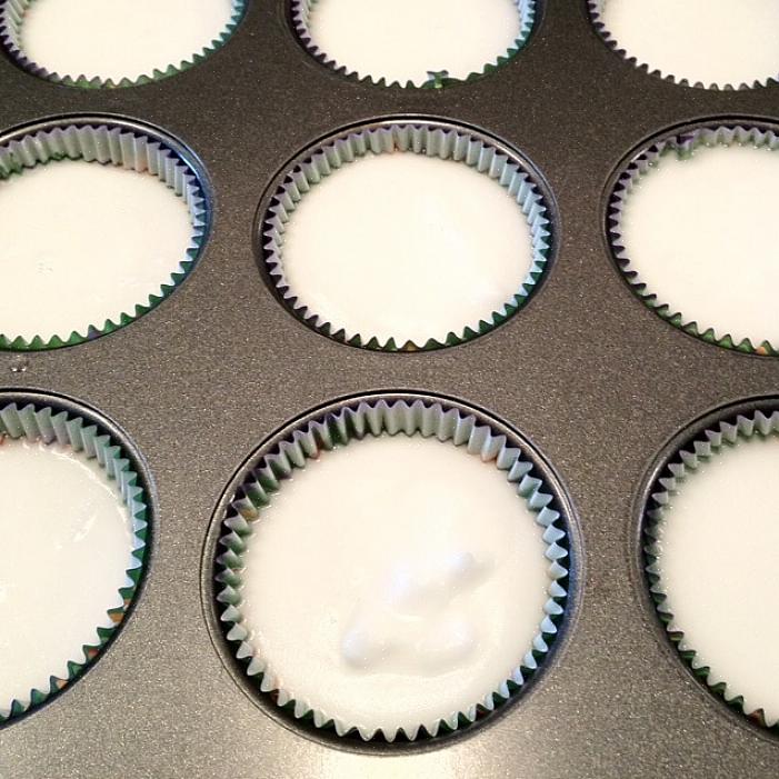 Coloque os papéis de cupcake ou de cera nas forminhas de cupcake