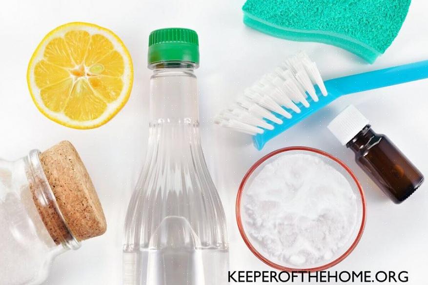Basta usar uma escova de dentes velha para trabalhar a solução de vinagre