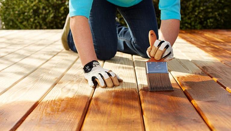 Use percarbonato de sódio para fazer removedor de manchas de ferrugem para decks de madeira