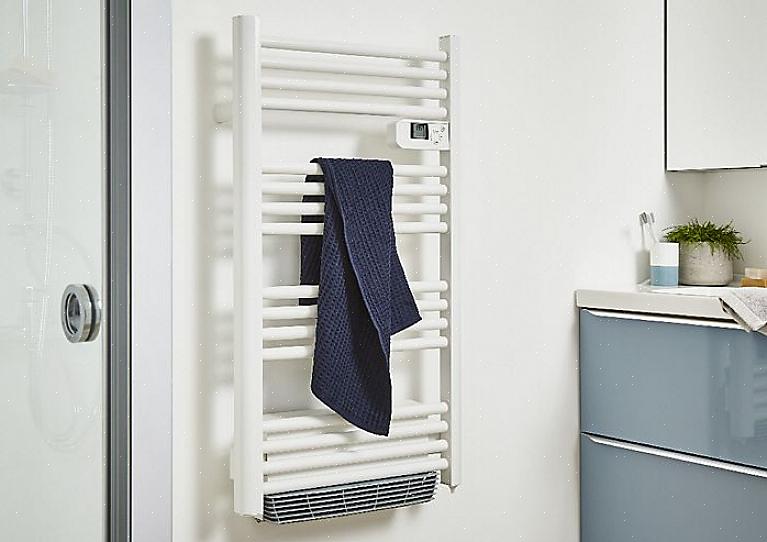 O aquecedor de toalhas mais simples é pegar um cabide dobrável
