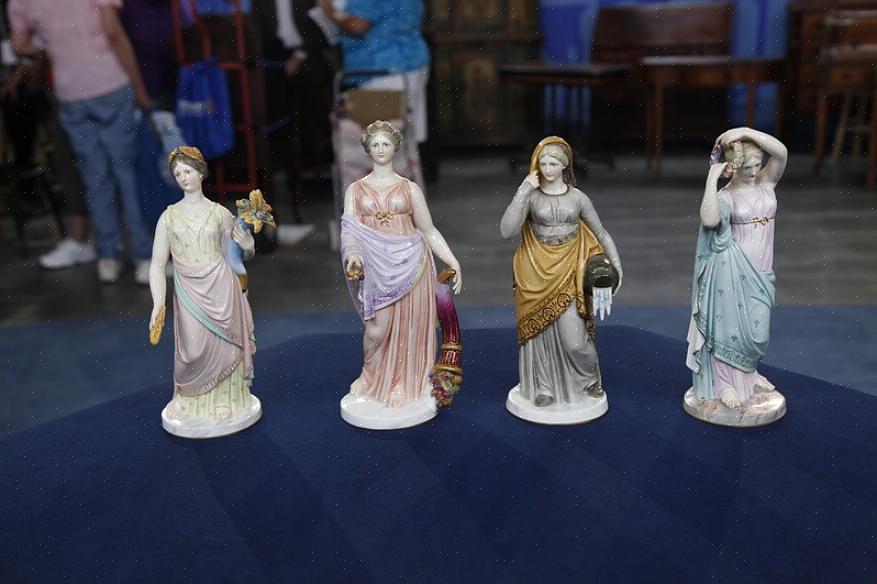 Coloque as estatuetas de porcelana em um recipiente de plástico