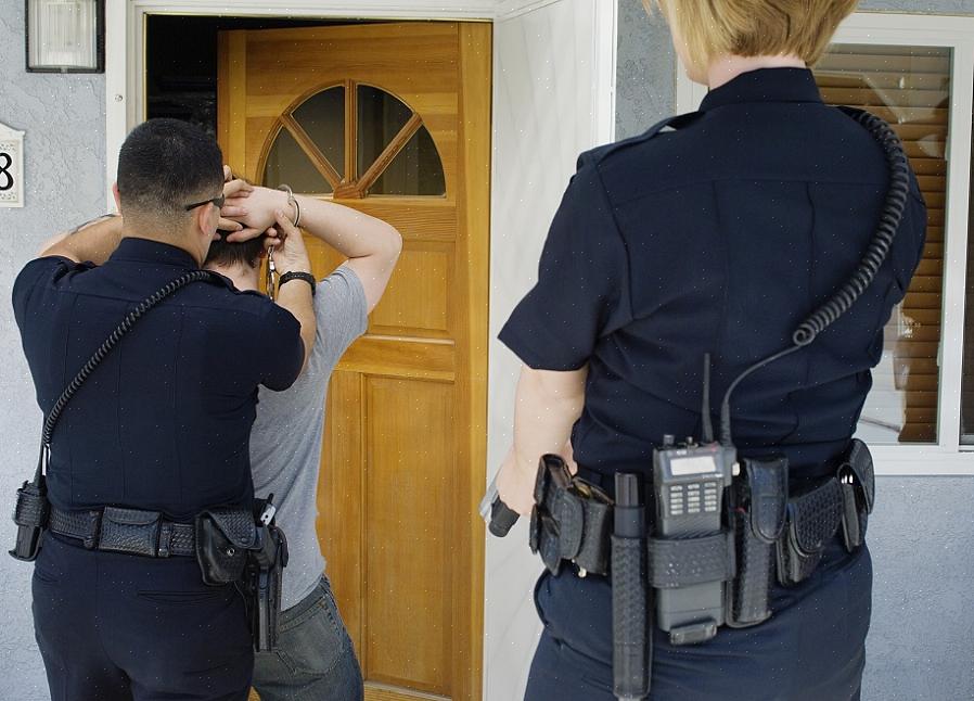 A Quarta Emenda lhe dá o direito de recusar a entrada da polícia em sua casa
