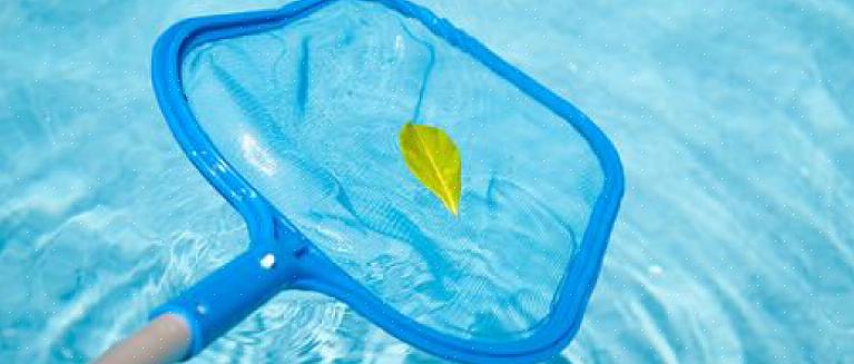 Adicionar palitos ou tabletes de cloro à água da piscina ajuda a prevenir o acúmulo de bactérias na piscina
