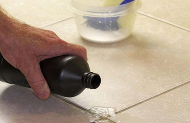 Use seu frasco de spray para borrifar o chão