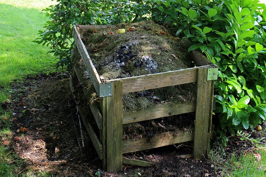 Cubra a fossa de compostagem com plástico