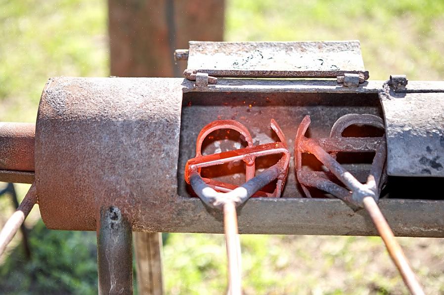 O ferro de marcar deve estar na temperatura certa para queimar o suficiente