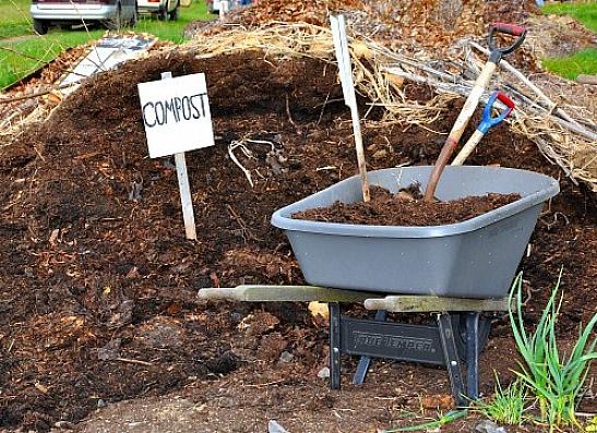 Certifique-se de selecionar o canto do seu quintal onde o solo é macio o suficiente para fazer composto