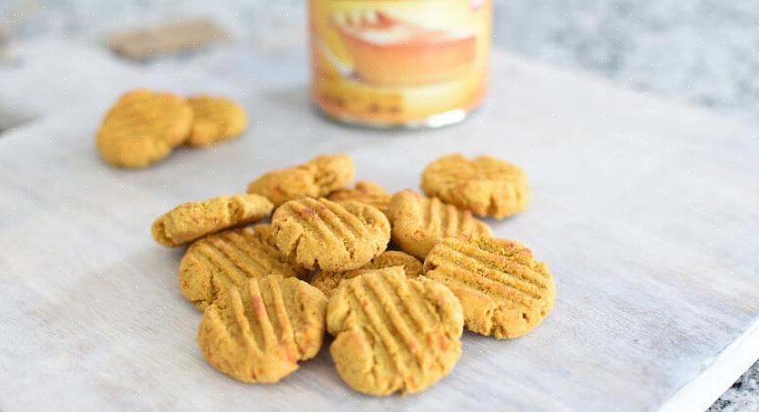 Para adicionar um sabor familiar aos biscoitos para cães