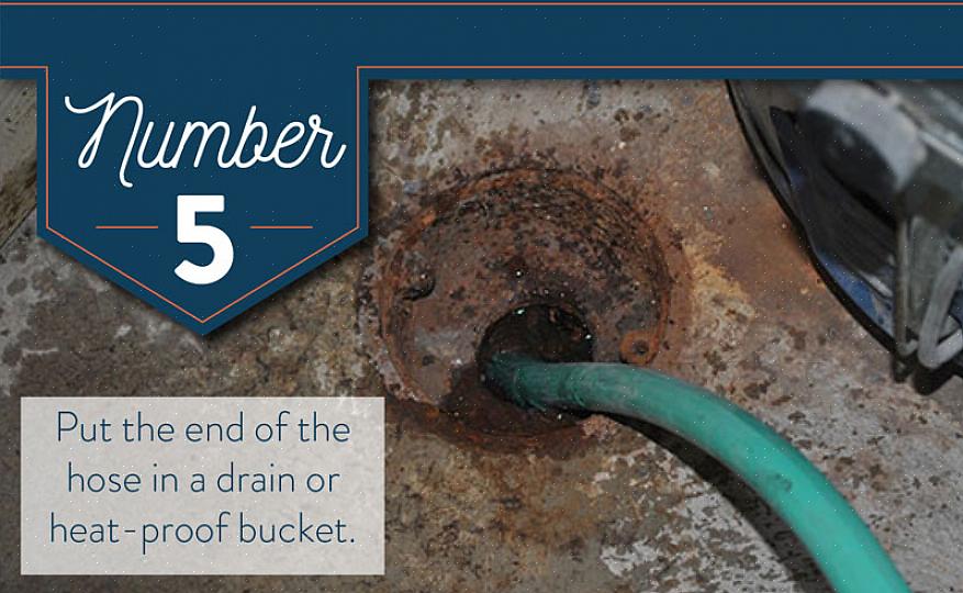 Deixe que a água em turbilhão escoe o sedimento para fora da válvula de drenagem por cinco minutos