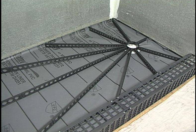O piso de um box amplo deve se inclinar em direção ao ralo para que a água desça com facilidade