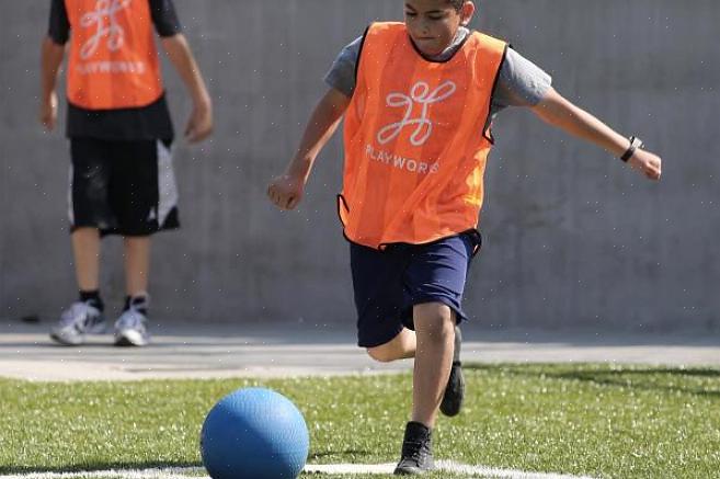 Chutar a bola alto é recomendado apenas quando os oponentes estão na frente