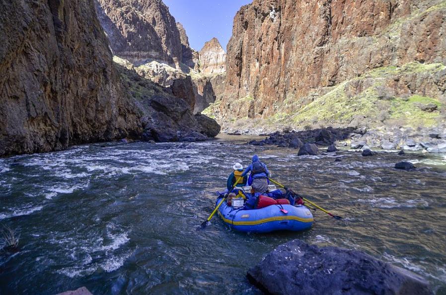 Ao planejar a aventura de rafting de sua família nas férias