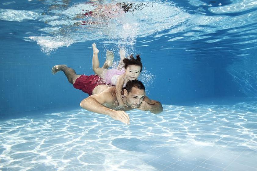 Peça à criança para fazer os movimentos do braço fora da água