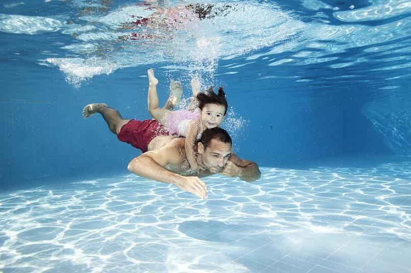 Você vai pedir à criança que nade de bruços na água por sete segundos