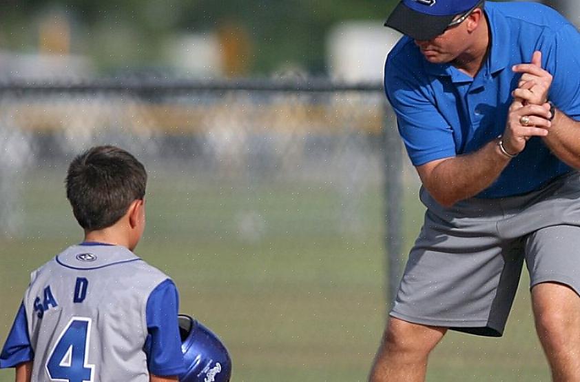 Ensinar os fundamentos do beisebol é mais importante quando se decide treinar beisebol para crianças