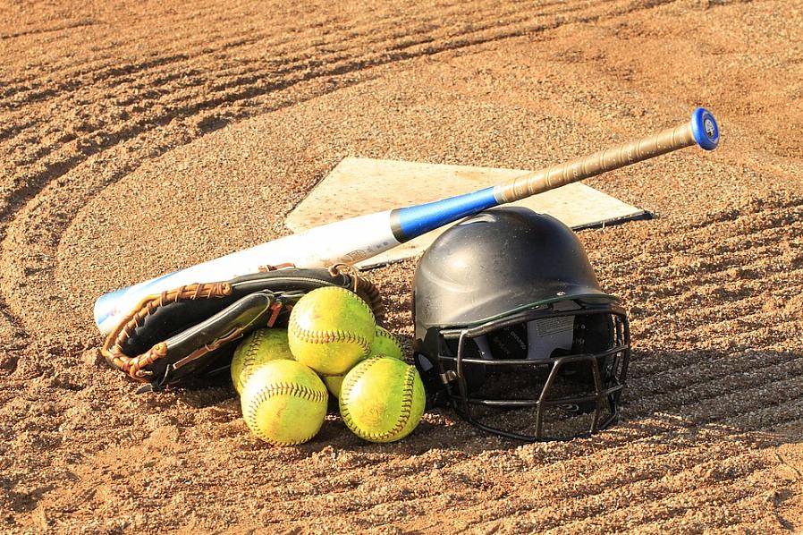 O equipamento de softball gratuito que Dunham pode oferecer a uma organização é provavelmente tão bom quanto