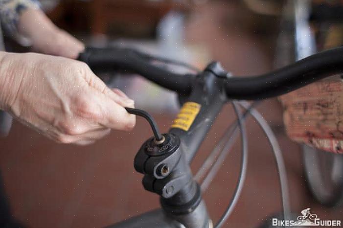 O guiador é fixado ao resto do quadro da bicicleta com uma combinação de parafuso