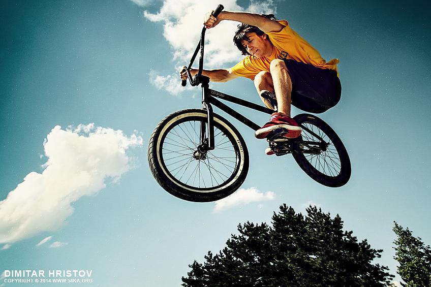 Aqui está o básico sobre como você pode pular com sua bicicleta BMX em uma rampa