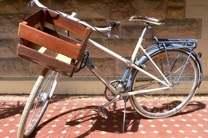 Para prender uma cesta na parte traseira de sua bicicleta