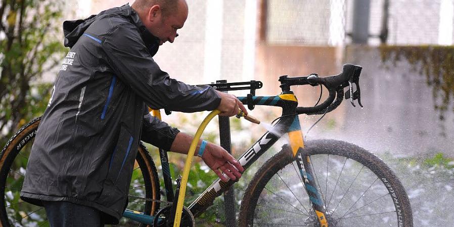 A primeira coisa que você precisa fazer para restaurar uma bicicleta vintage é desmontar as peças