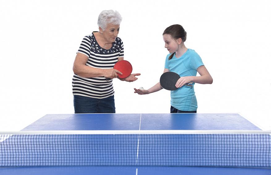 O tênis de mesa é um esporte em que dois ou quatro jogadores rebatem uma pequena bola oca para a frente