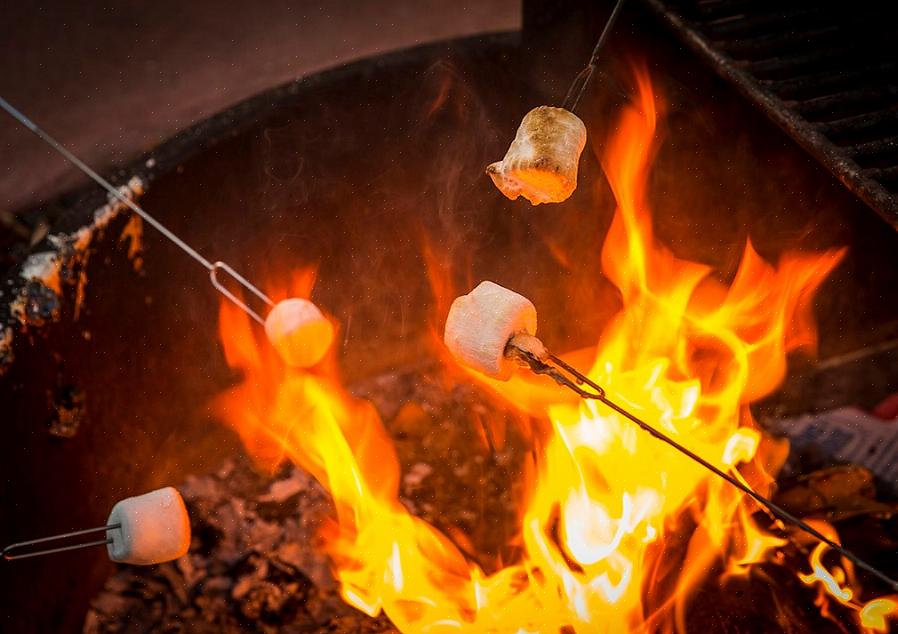 O marshmallow não deve ser empurrado muito para dentro do palito de assar para que seja fácil de remover