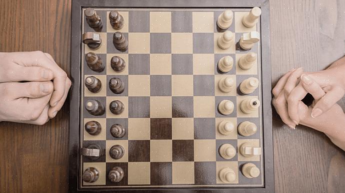 Há dezesseis peças em um tabuleiro de xadrez