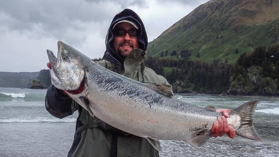 O Alasca oferece vários tipos de atividades de pesca para você experimentar