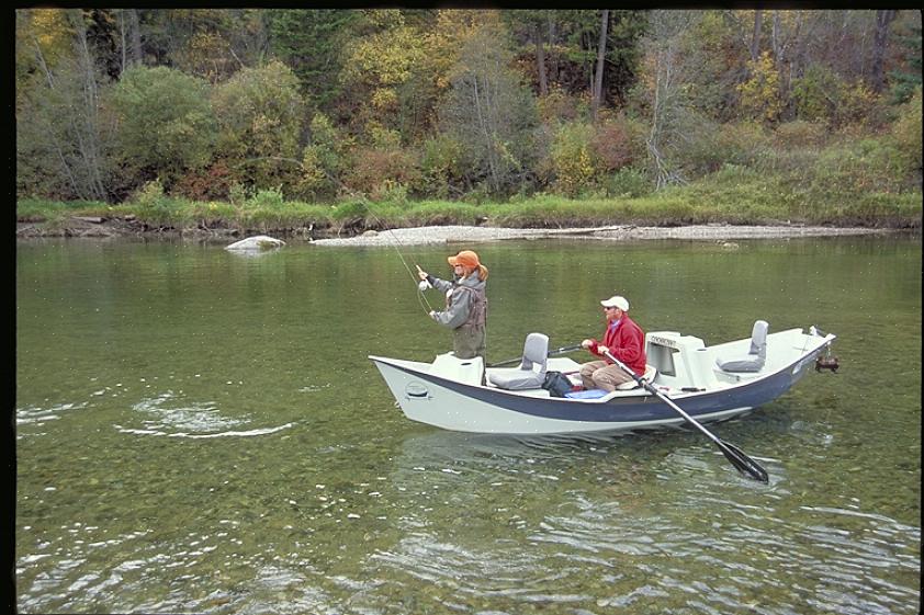 Espaçosas que um pescador com mosca pode usar para navegar nas águas durante a pesca no rio