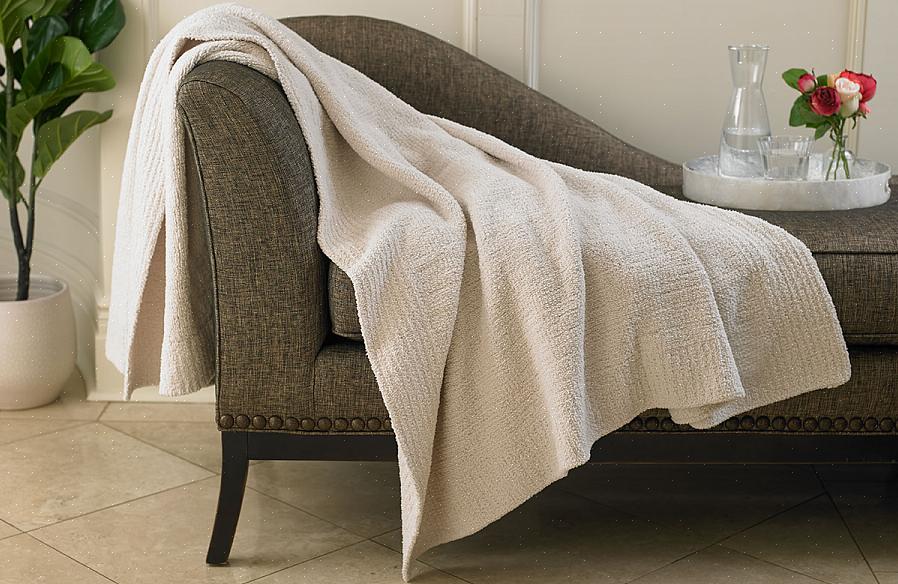 Uma manta de chenille é ideal para ser guardada no sofá ou no carro para uma súbita sensação de frio